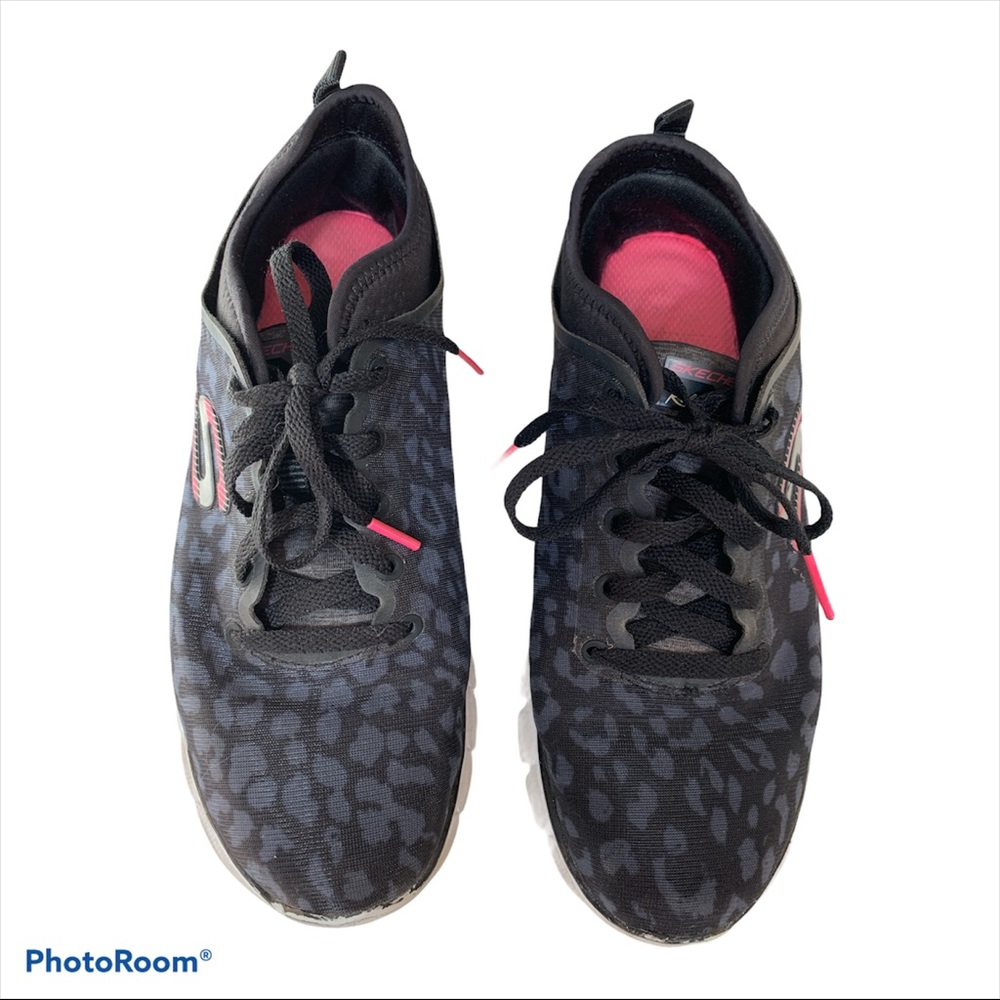 Sketchers sneaker size 7